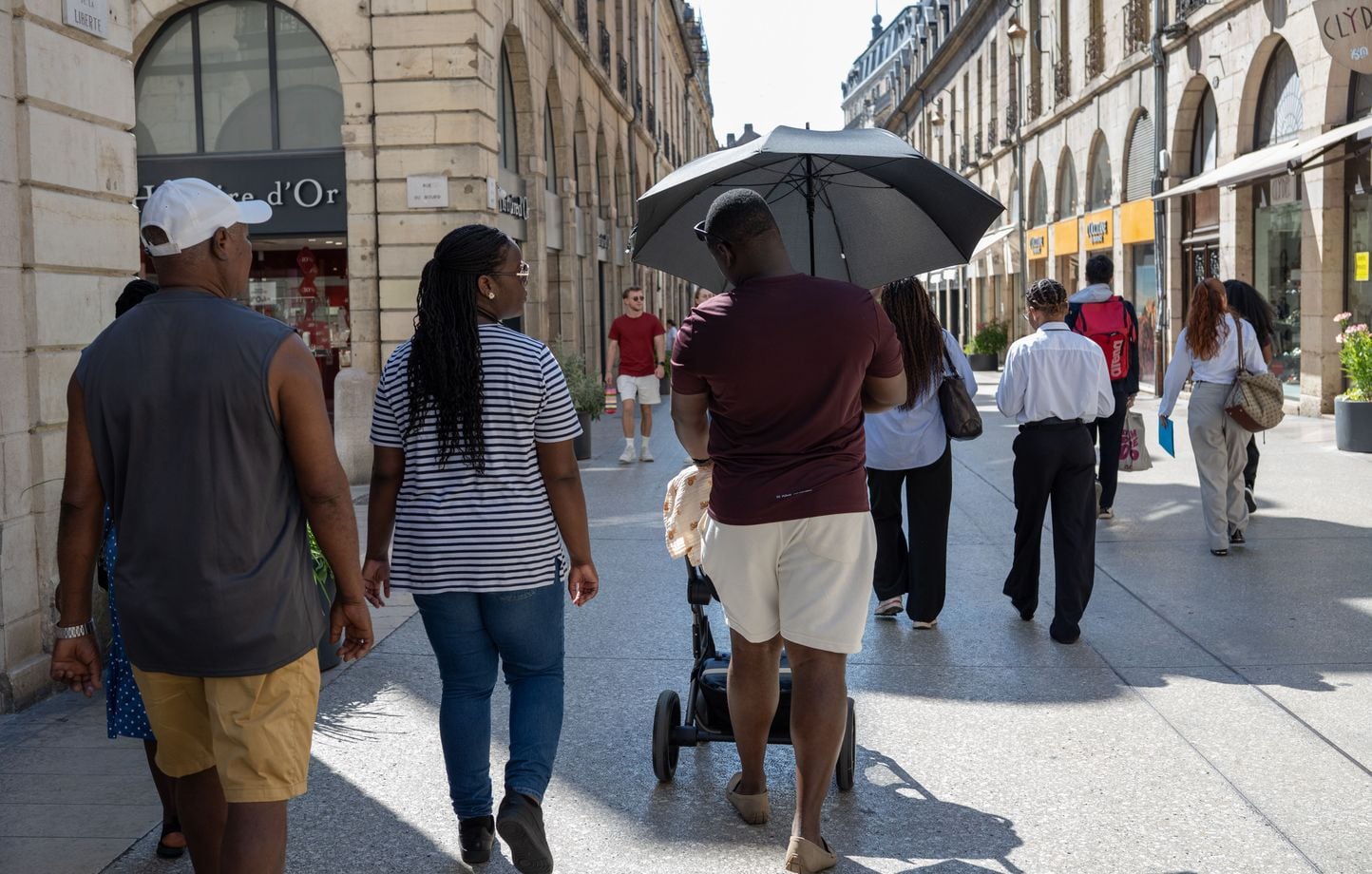 La France a chaud, confusion sur l'Iran et l'affaire Lyhanna s'aggrave.
