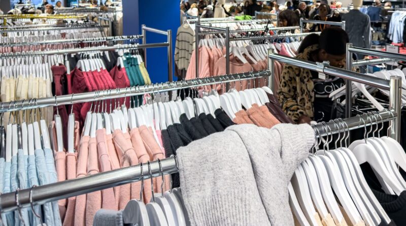 La France adopte une loi contre l'ultra fast fashion, Shein et Temu.