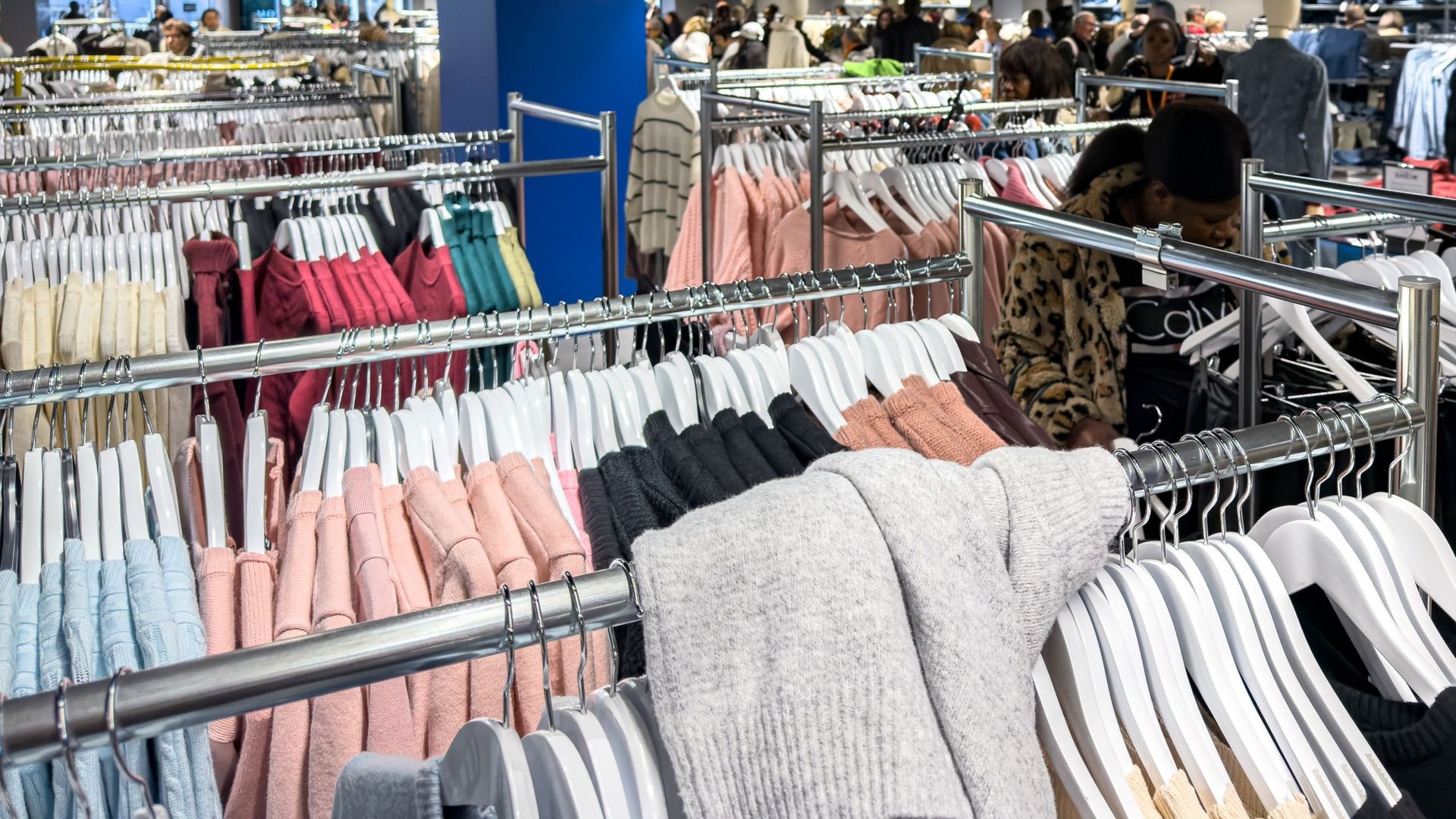 La France adopte une loi contre l'ultra fast fashion, Shein et Temu.