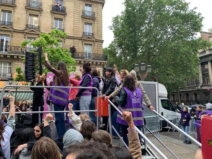 La chanteuse Suzane interprète son titre 