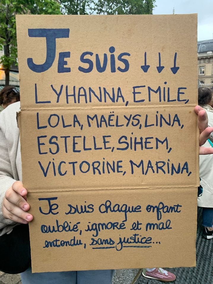 Une des pancartes portées par une manifestante lors du rassemblement pour Lyhanna à Paris, le 8 juin 2026.