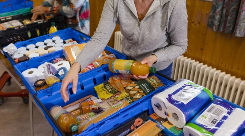 L’aide alimentaire saturée : travailleur pauvre et exclus du chômage remplissent les files.