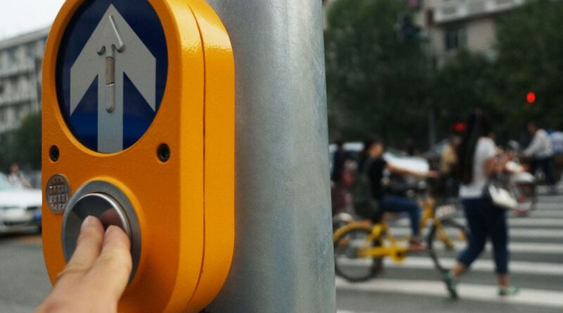 Le bouton à côté du passage piéton sert-il vraiment ? Mystère résolu.