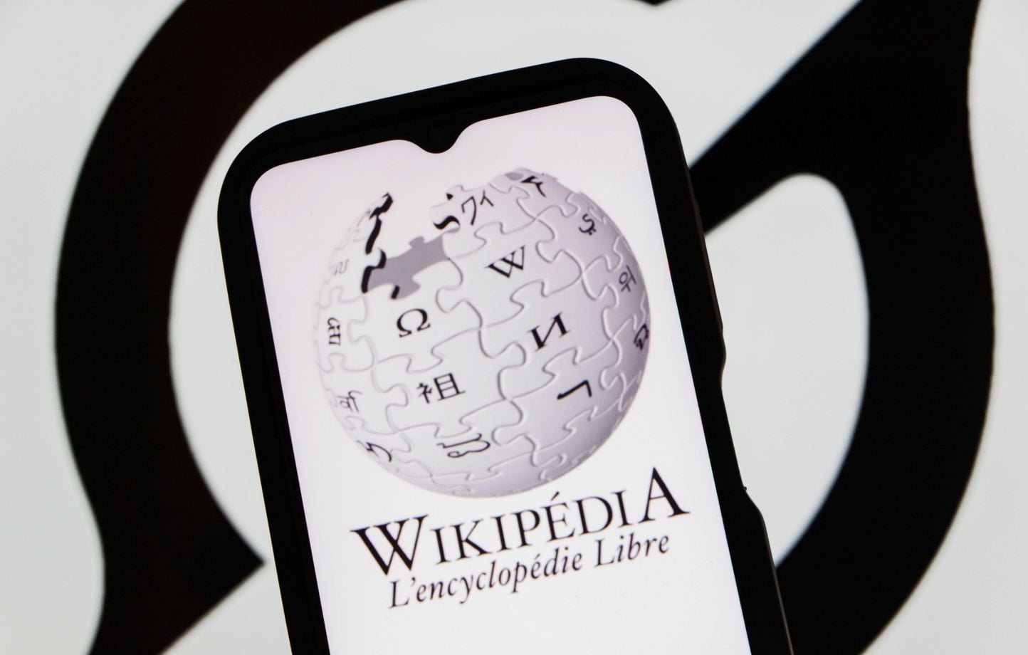 Le fondateur de Wikipédia s'oppose à l'IA pour ses articles.