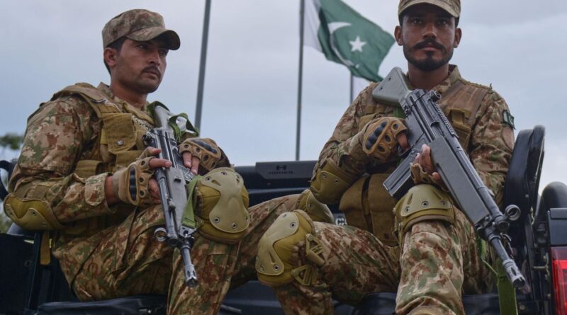 Le Pakistan attaque l'Afghanistan, faisant au moins 12 morts, dont des enfants.