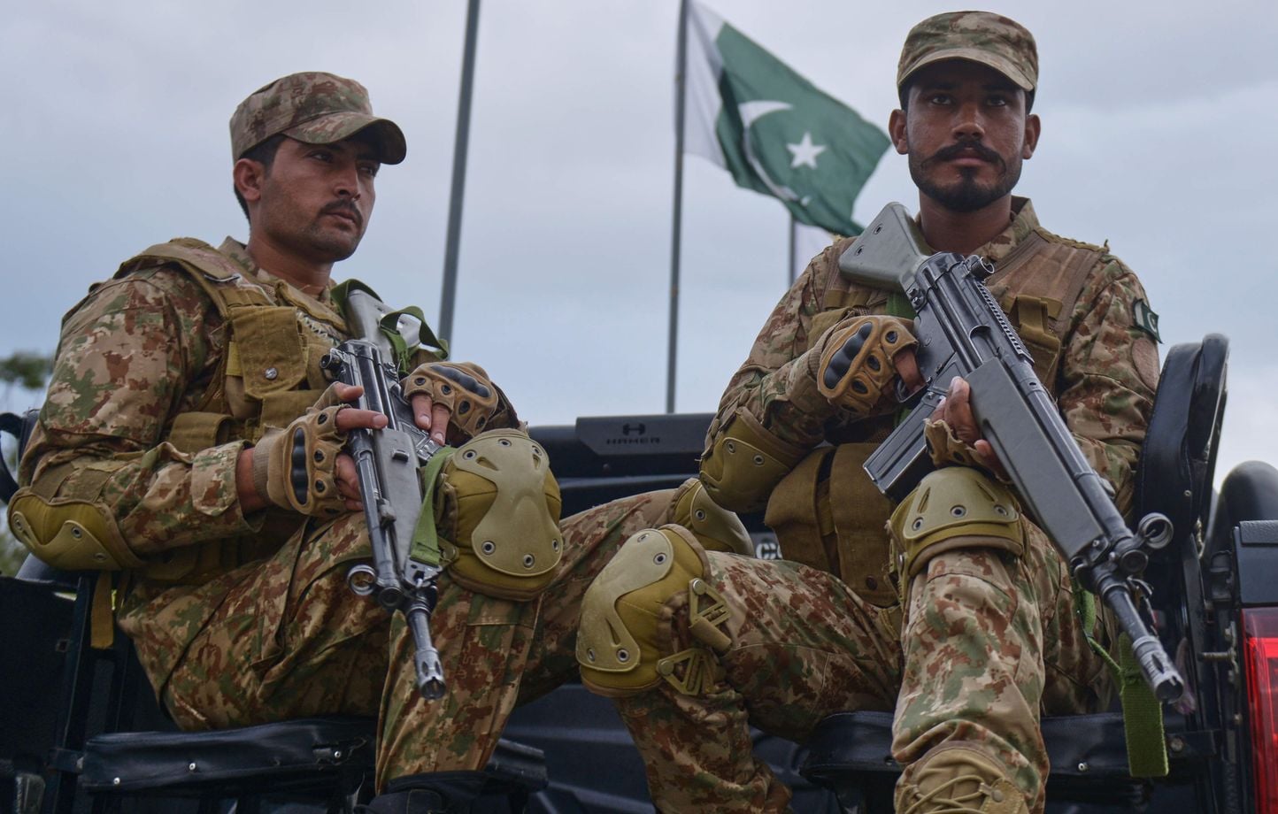 Le Pakistan attaque l'Afghanistan, faisant au moins 12 morts, dont des enfants.