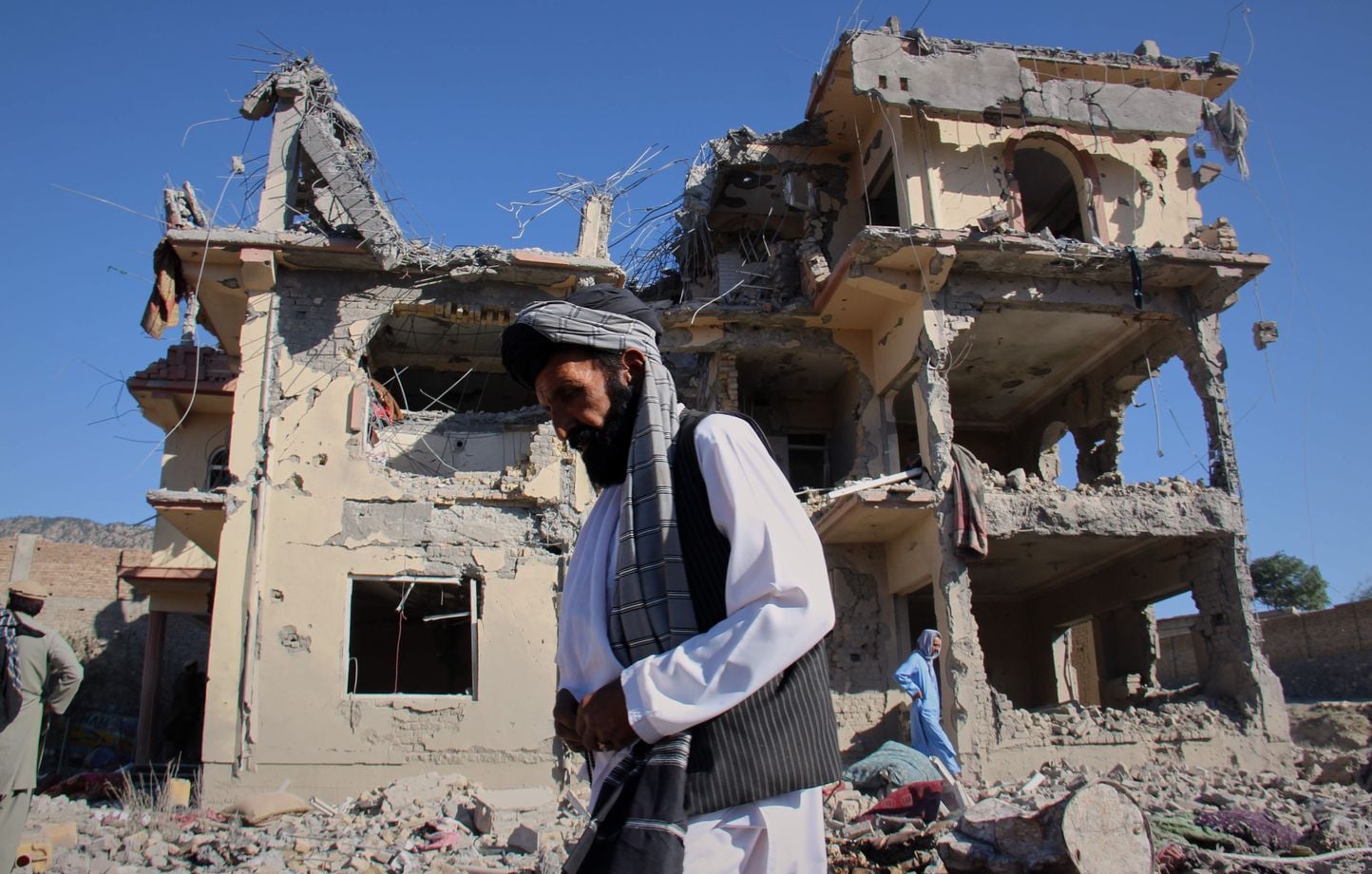Le Pakistan attaque l'Afghanistan, faisant au moins 36 morts.