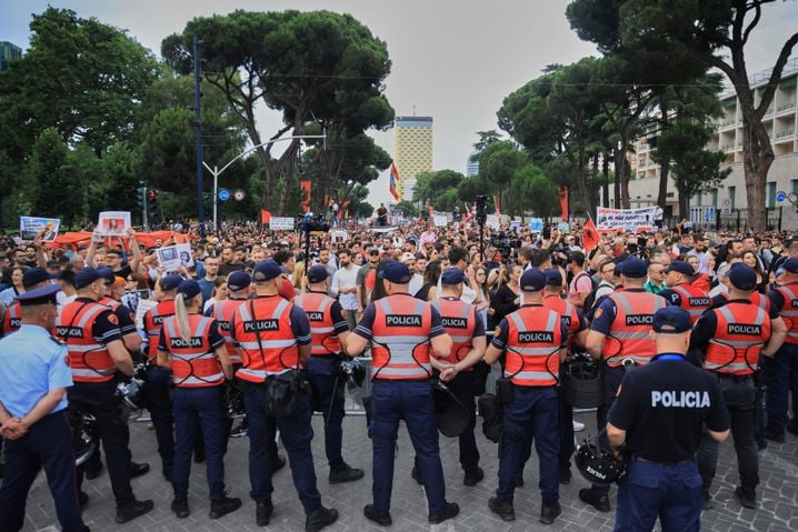 Des policiers bloquent une rue lors d'une manifestation à Tirana, en Albanie, mercredi, pour s'opposer à un projet de développement côtier de luxe lié à Jared Kushner et Ivanka Trump.