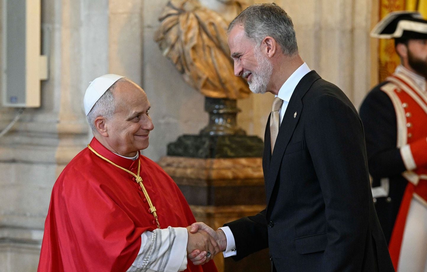 Le roi d'Espagne applaudit le pape Léon XIV sur les agressions sexuelles.