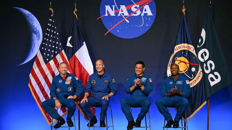 Photo de l'équipage de la mission Artemis III au Centre spatial Johnson de la NASA à Houston, au Texas, le 9 juin 2026 : le commandant Randy Bresnik, astronaute de la NASA, le pilote Luca Parmitano, astronaute de l'ESA, Frank Rubio, spécialiste de mission
