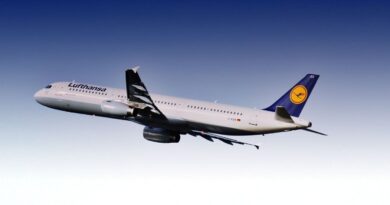 Lufthansa demande à une passagère en short et brassières de se couvrir.