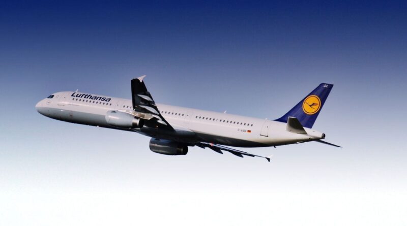 Lufthansa demande à une passagère en short et brassières de se couvrir.