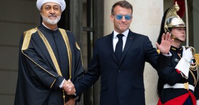 Macron ne réapparaît pas en lunettes d’aviateur pour accueillir le sultan d’Oman.