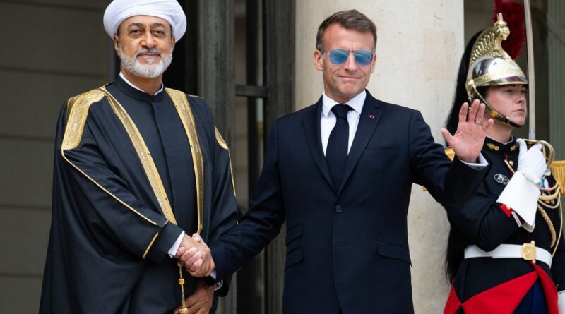 Macron ne réapparaît pas en lunettes d’aviateur pour accueillir le sultan d’Oman.