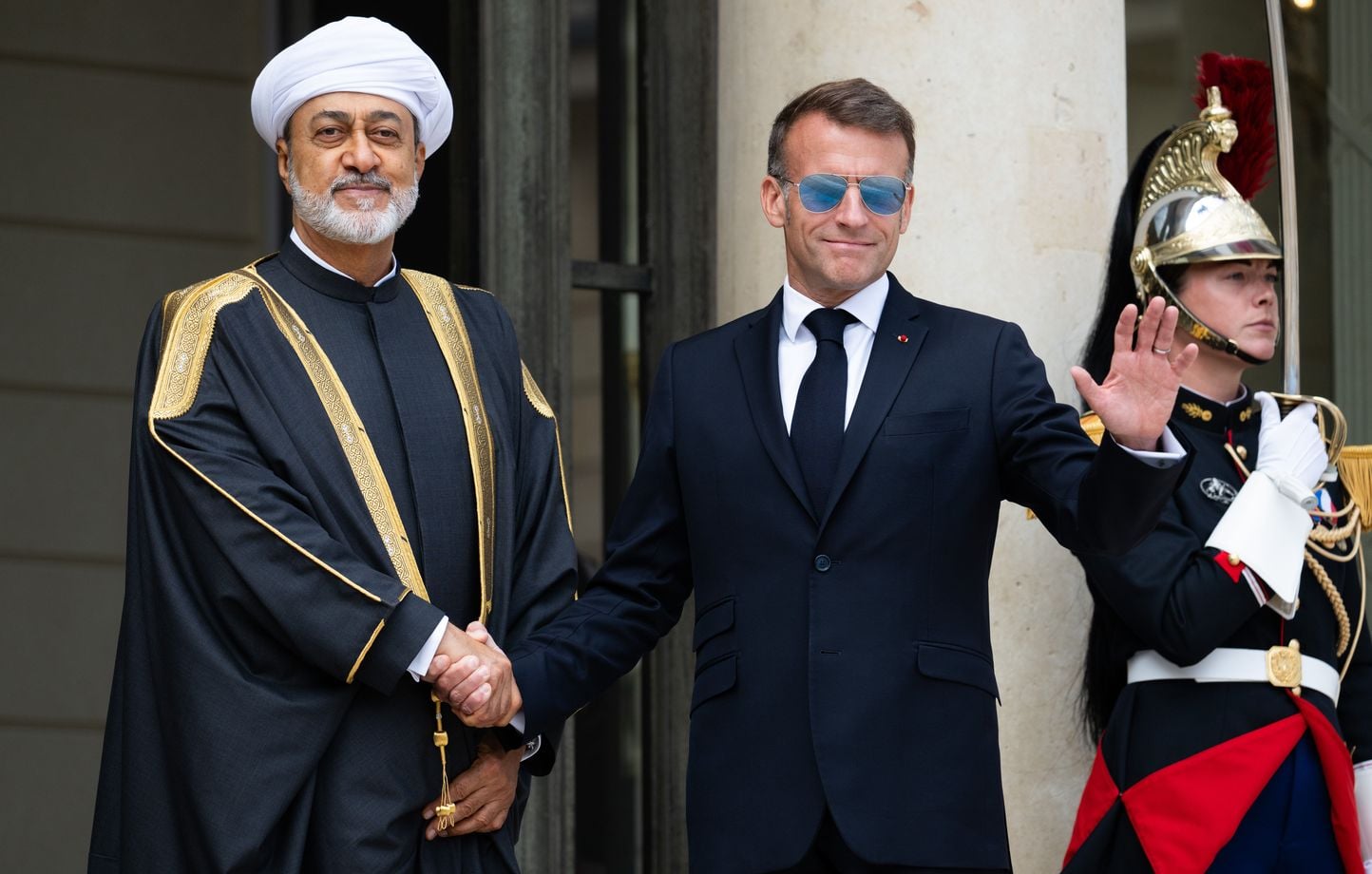 Macron ne réapparaît pas en lunettes d’aviateur pour accueillir le sultan d’Oman.