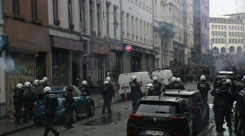 Manifestation à Bruxelles contre les violences policières, gaz lacrymogène utilisé.
