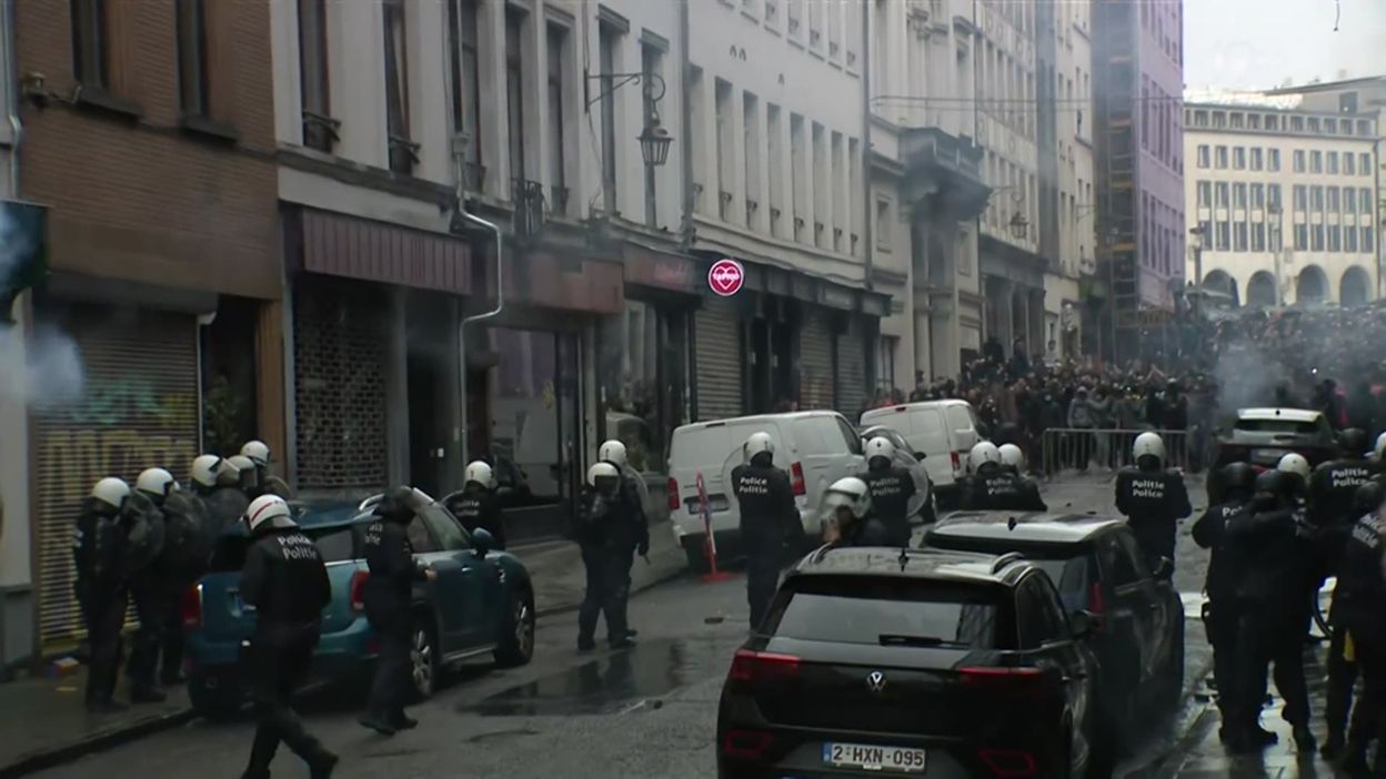 Manifestation à Bruxelles contre les violences policières, gaz lacrymogène utilisé.
