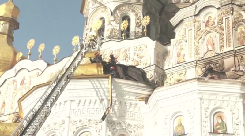 Neuf morts dans des attaques russes massives en Ukraine, joyau orthodoxe en feu