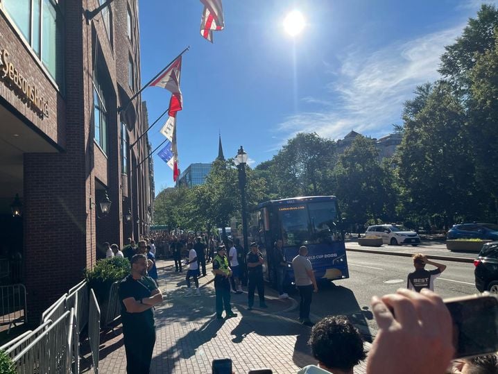 Les Bleus attendus par une centaine de personnes devant leur hôtel, mercredi à Boston.