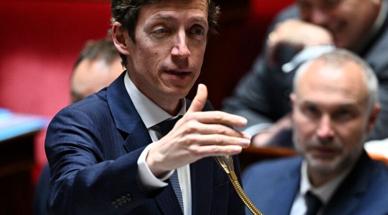 Orthographe : Le ministre se trompe sur « dilemme », réussit « rhododendron » sur « C à vous »