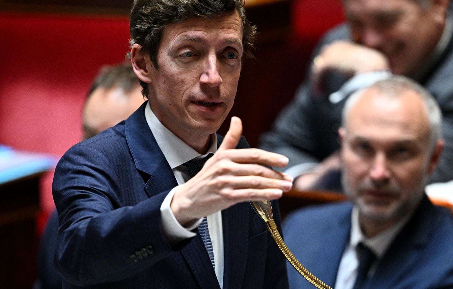 Orthographe : Le ministre se trompe sur « dilemme », réussit « rhododendron » sur « C à vous »