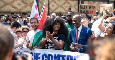 Paris : Des milliers de manifestants contre le racisme, à l'appel de LFI.