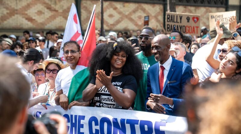 Paris : Des milliers de manifestants contre le racisme, à l'appel de LFI.