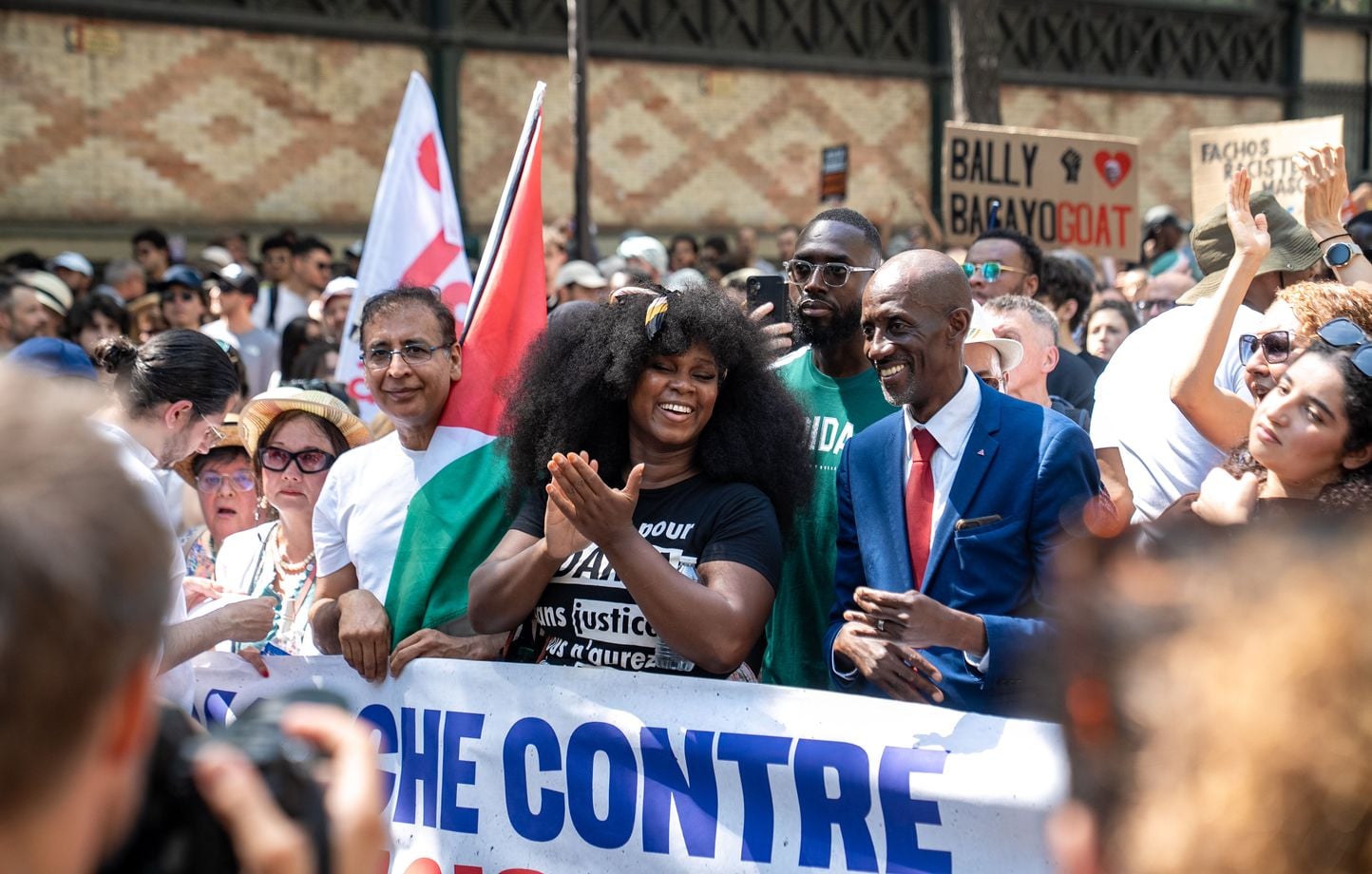 Paris : Des milliers de manifestants contre le racisme, à l'appel de LFI.