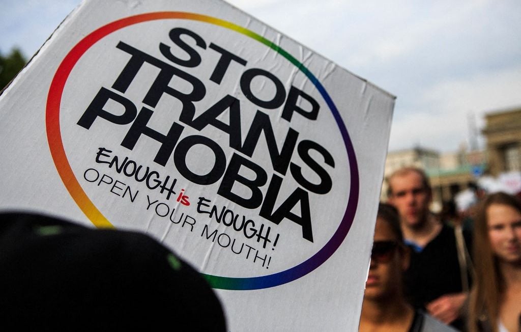 Paris : Plainte pour discrimination transphobe contre le consulat américain