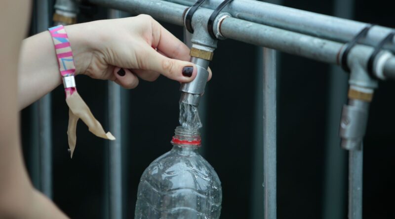 Pas d'accès à l'eau gratuite pour les festivals : la majorité MR-Engagés coupe l'eau.