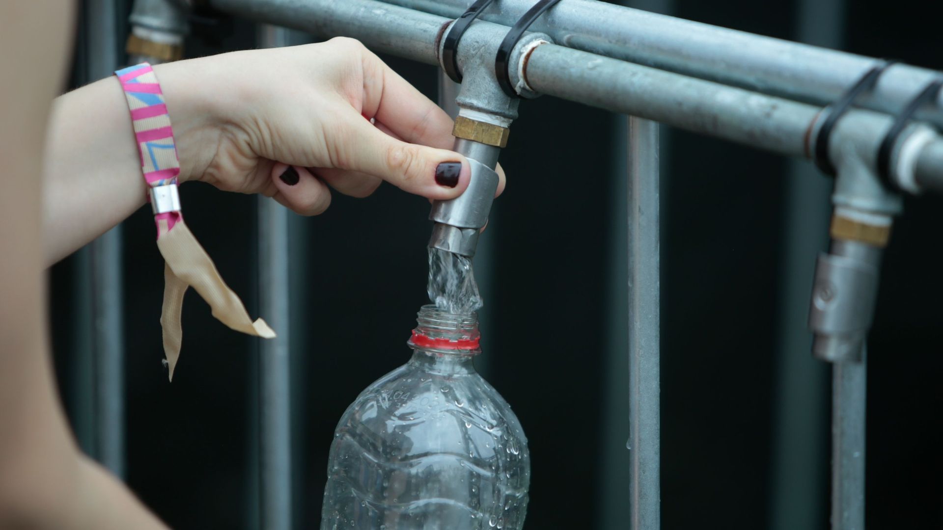 Pas d'accès à l'eau gratuite pour les festivals : la majorité MR-Engagés coupe l'eau.