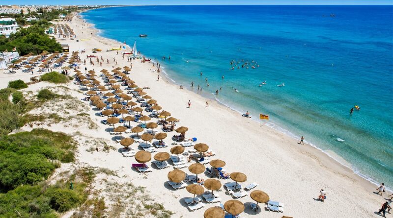Plages tunisiennes : l'accès se restreint, le sable devient payant.