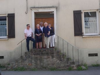 Pour ses 85 ans, Alain ne retrouve pas les proches de sa nourrice.
