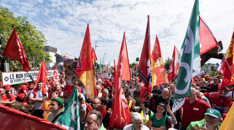 Restrictions budgétaires wallonnes : entretien peu prometteur entre manifestants et chefs de groupe au parlement