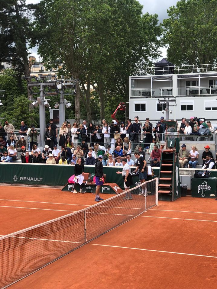 Maja Chwalinska en pleine discussion avec son entraîneur sur le court numéro 4 à Roland-Garros, ce vendredi