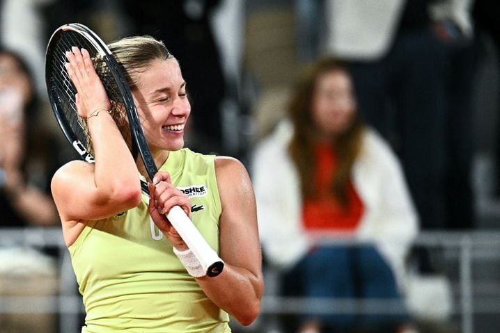 La Polonaise Maja Chwalinska célèbre sa victoire contre la Russe Diana Shnaider à l'issue de la demi-finale de Roland-Garros, le 4 juin 2026.