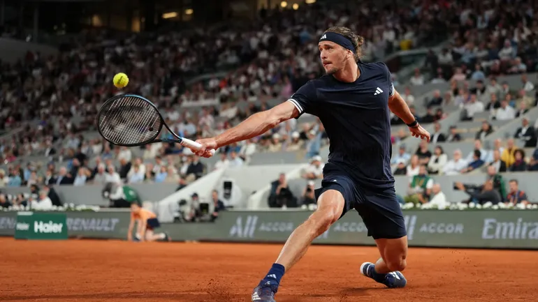 L’Allemand Alexander Zverev sur le court Philippe Chatrier à Roland Garros, le 2 juin 2026, un endroit propice aussi aux rencontres professionnelles pour parler business entre marques et entreprises.