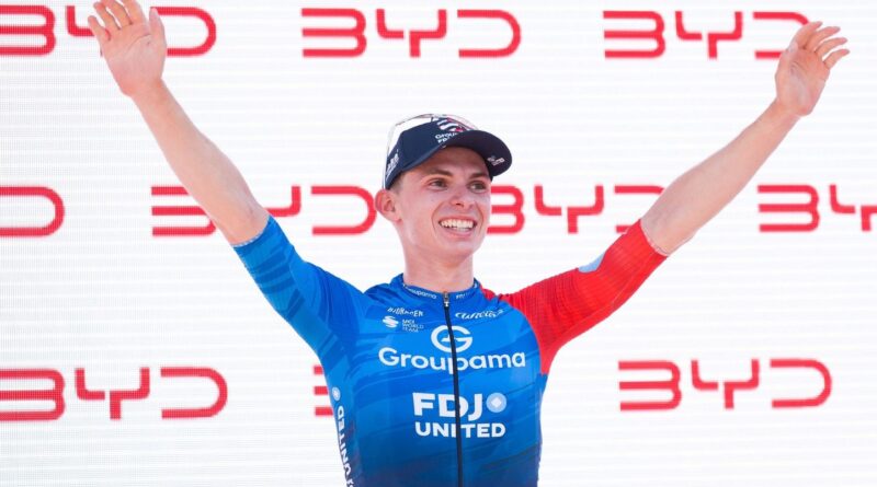 Romain Grégoire, heureux champion, célèbre son Tour en bleu-blanc-rouge.