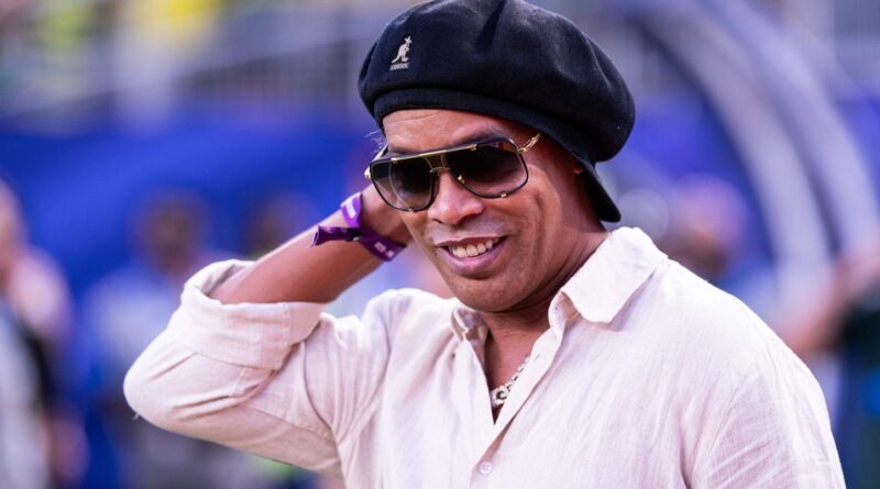 Ronaldinho ne rejoue pas en 3e division italienne, un champion sans âge.