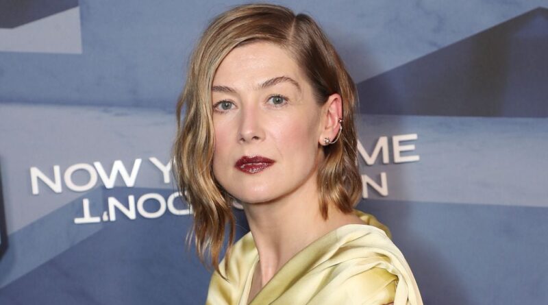 Rosamund Pike interpelle un spectateur indélicat à Londres dans « Inter Alia »
