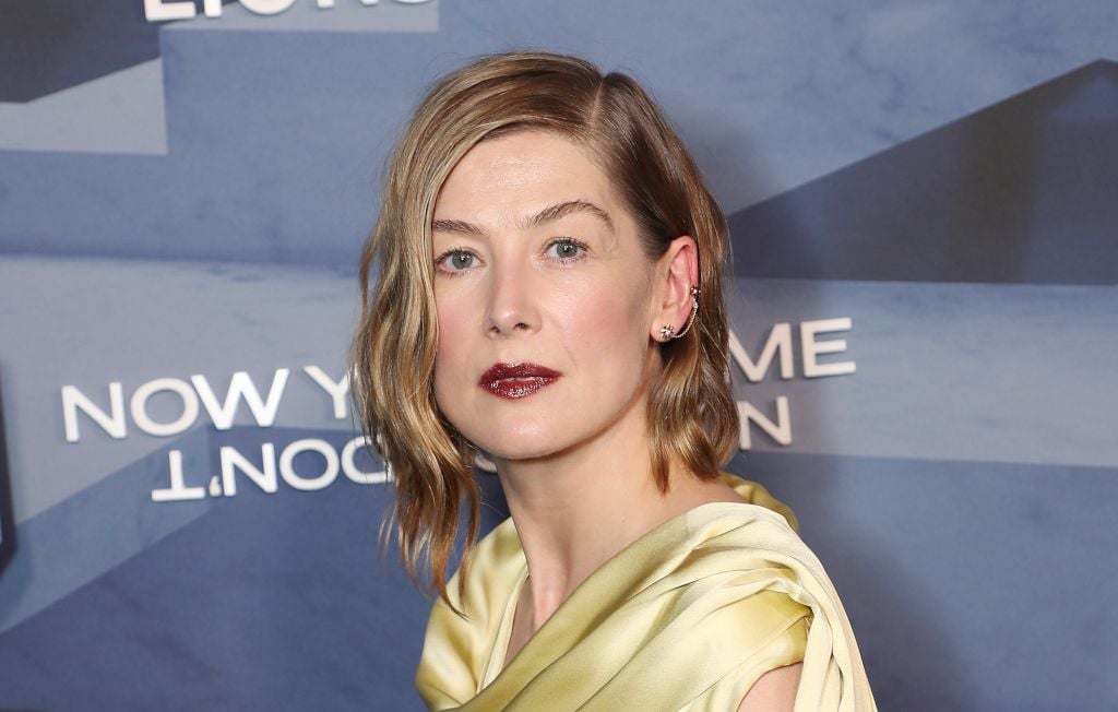 Rosamund Pike interpelle un spectateur indélicat à Londres dans « Inter Alia »