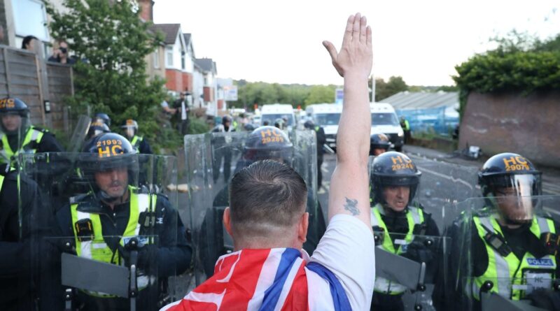 Royaume-Uni : L’extrême droite anglaise ne cesse d’attaquer la police durant un procès pour meurtre.