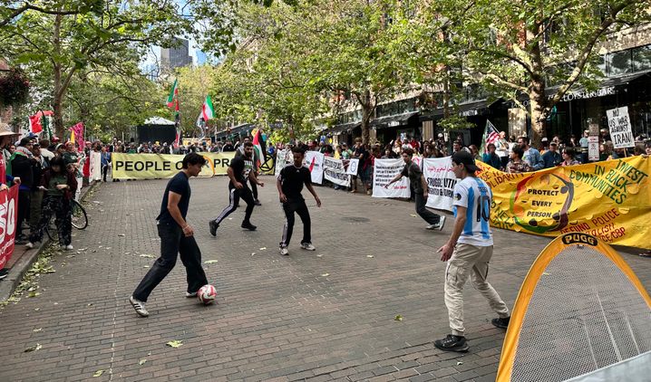 Un match de foot était organisé en soutien à de multiples causes humanitaires.