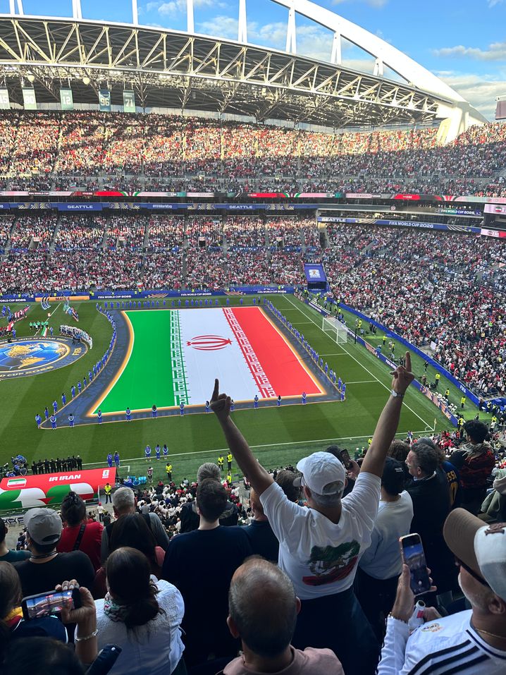 Un supporter iranien faisant des doigts pendant l'hymne.