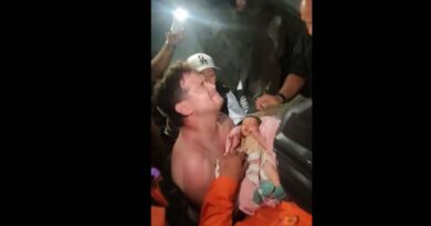 SÉISMES AU VENEZUELA : 920 MORTS, 50.000 DISPARUS, UN BÉBÉ SAUVE.