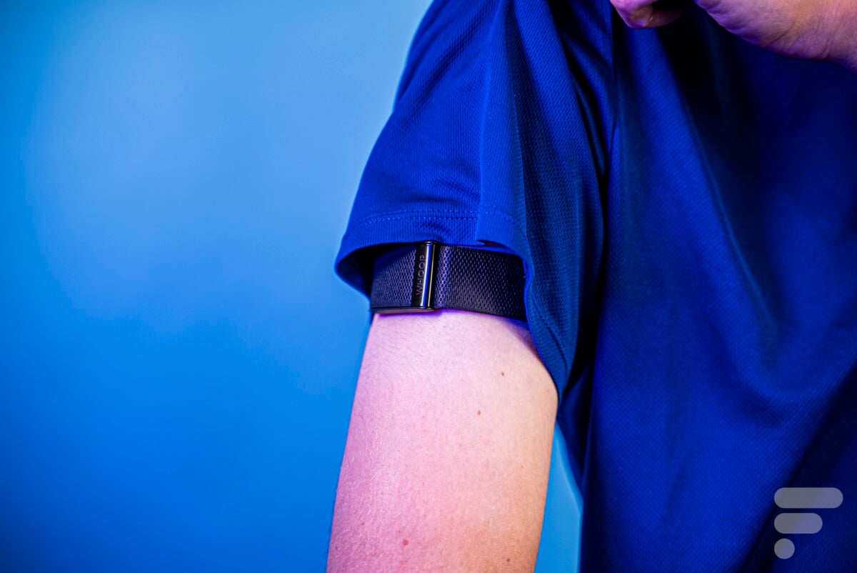 Le bracelet Whoop au bras