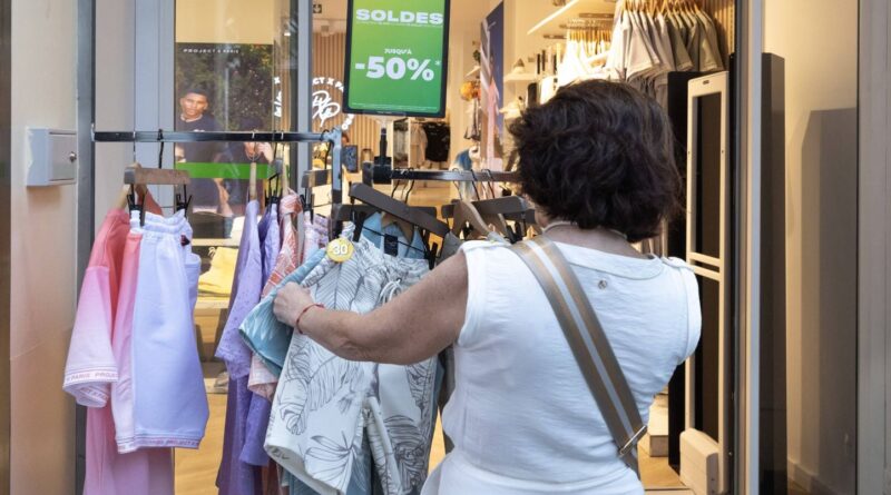 Soldes d'été commencent mercredi : des prix plus légers sous le soleil.