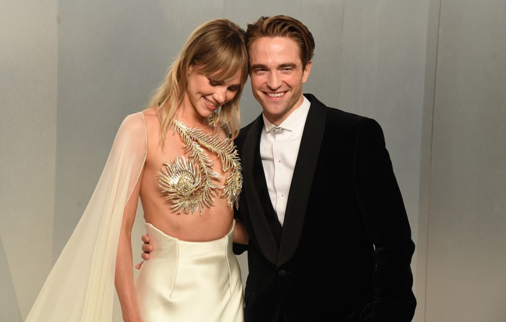 Suki Waterhouse dévoile son album « Loveland » inspiré par Robert Pattinson.