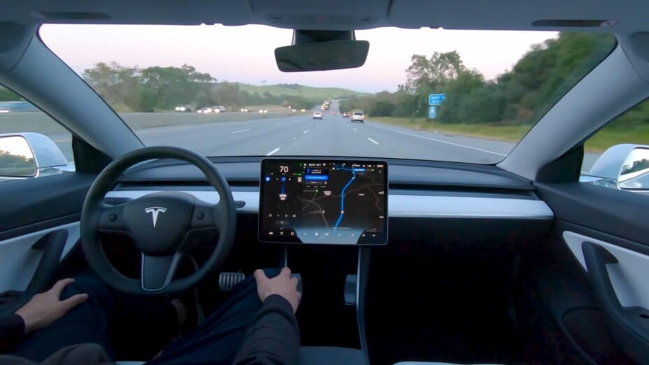 Tesla déploie le FSD V14 Lite : apports et réticences en Europe.