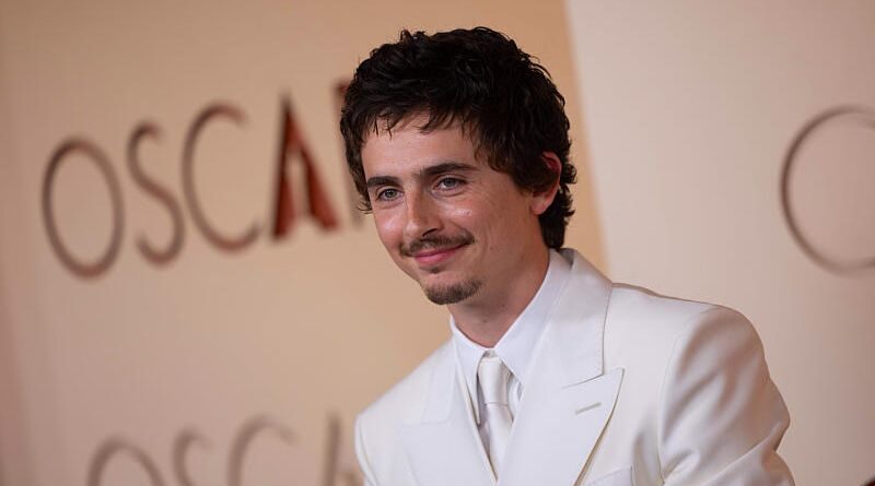 Timothée Chalamet célèbre la victoire des Knicks au basketball.
